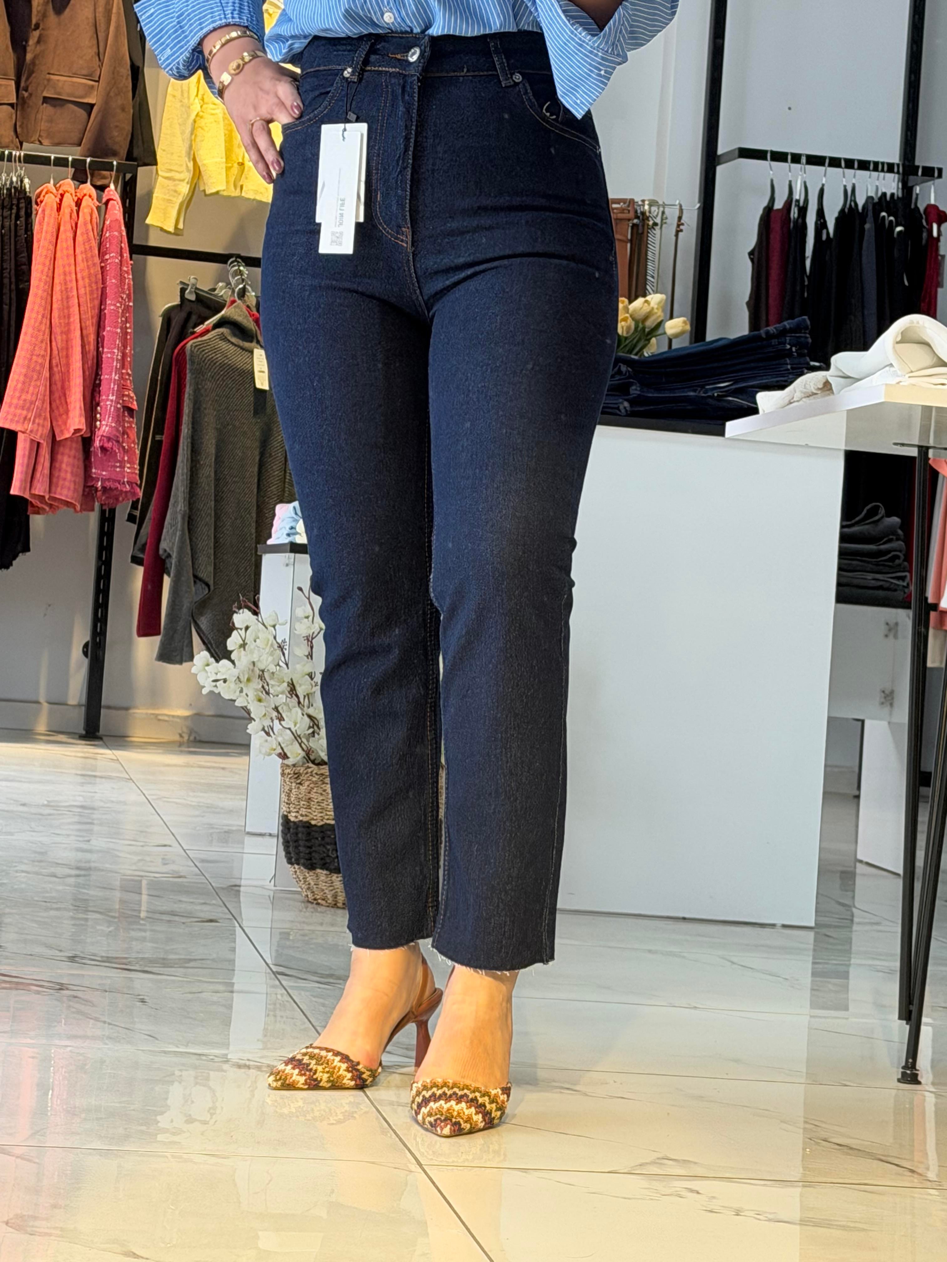 Paçası Kesik Toparlayıcı Boyfit Jean Lacivert