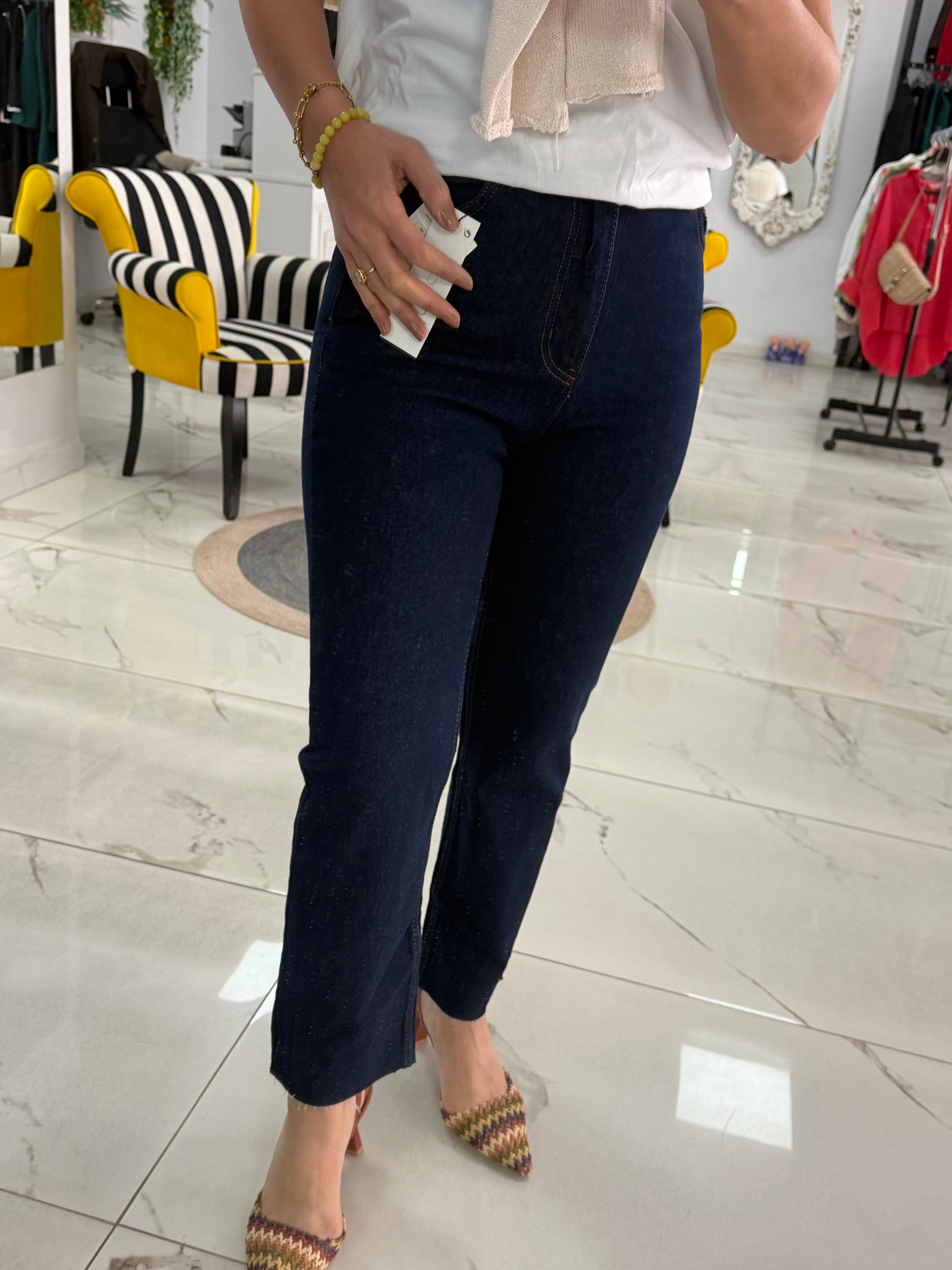 Paçası Kesik Toparlayıcı Boyfit Jean Lacivert