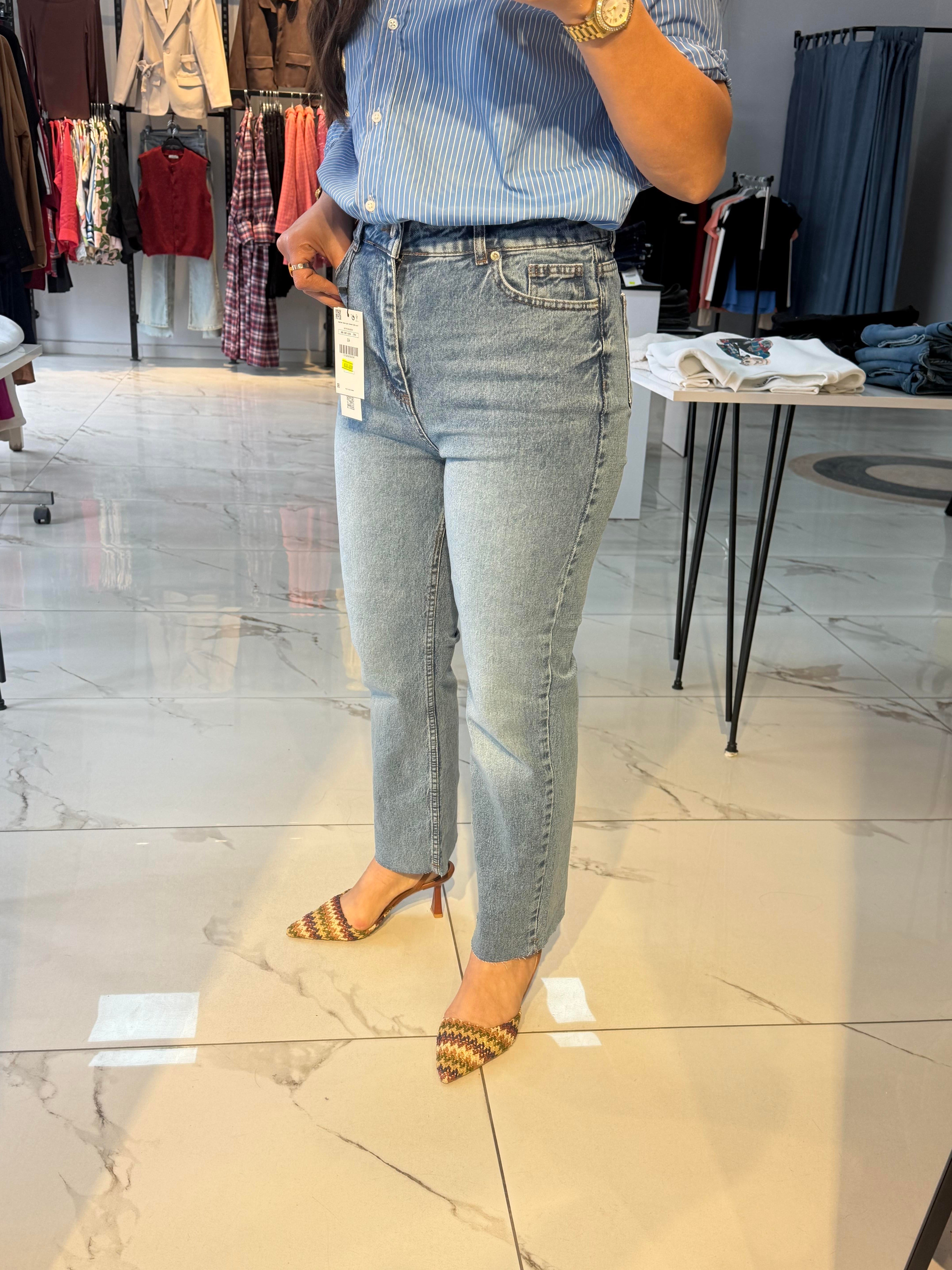 Paçası Kesik Toparlayıcı Boyfit Jean Mavi