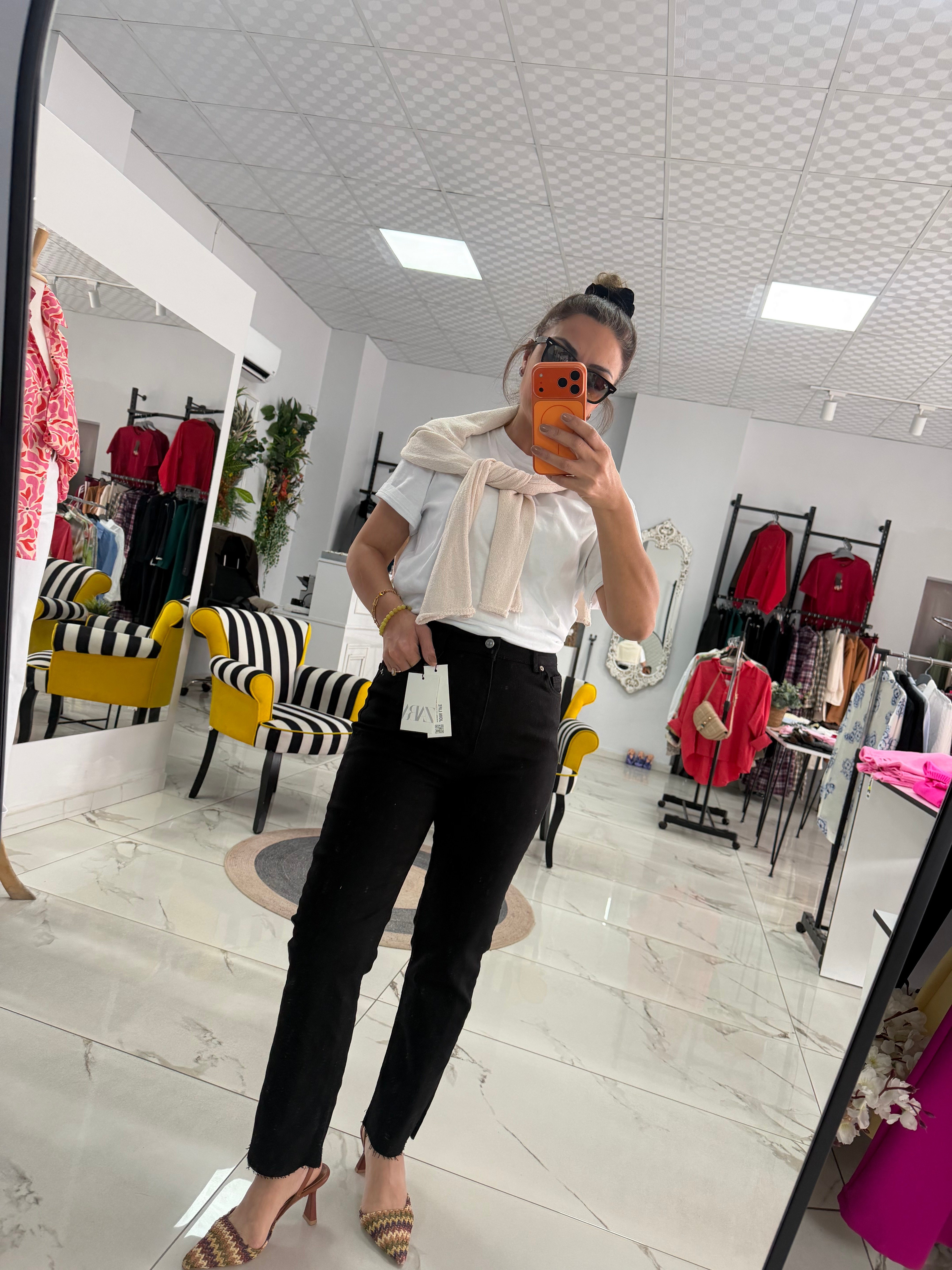 Paçası Kesik Toparlayıcı Boyfit Jean Siyah