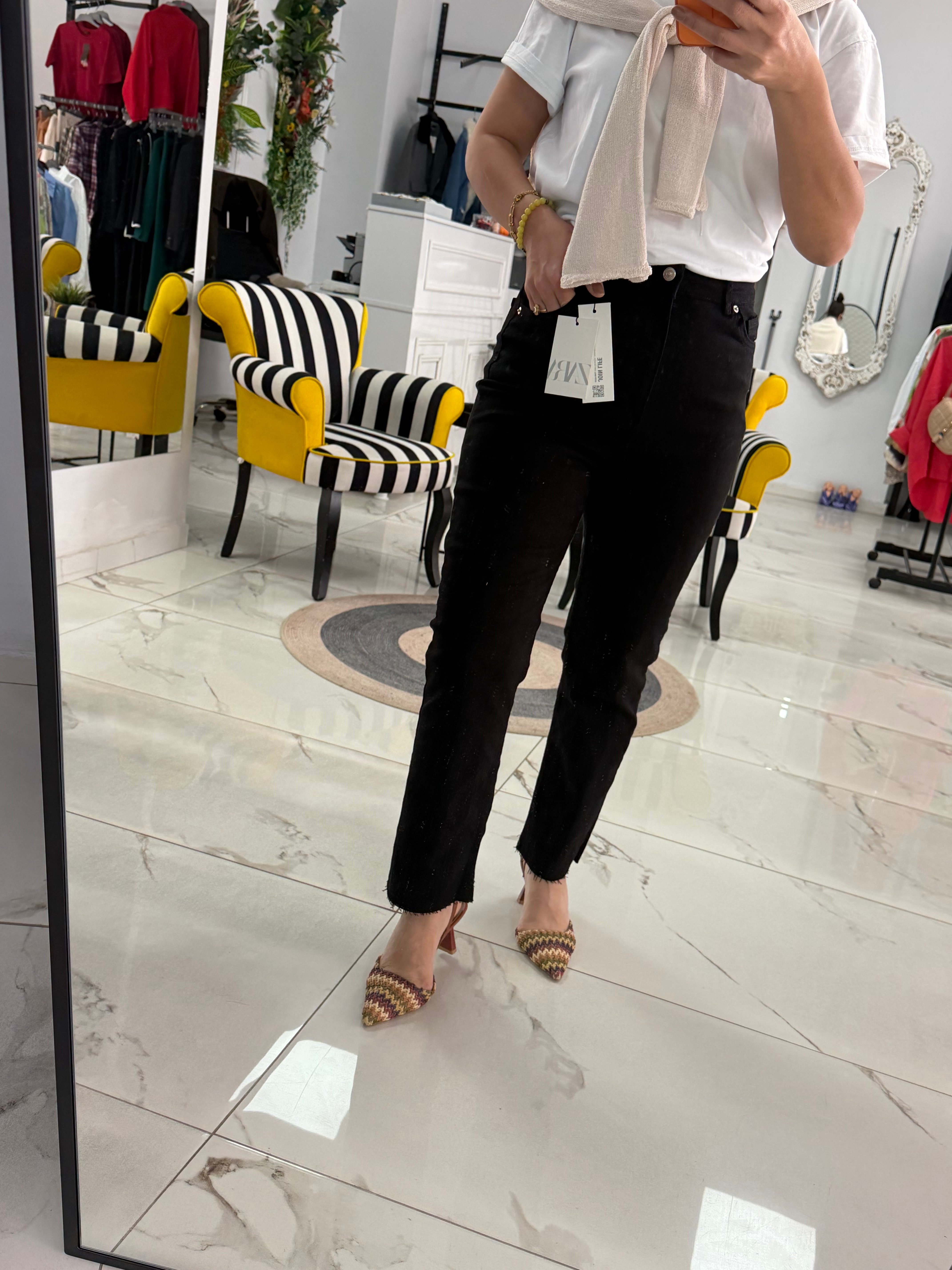Paçası Kesik Toparlayıcı Boyfit Jean Siyah
