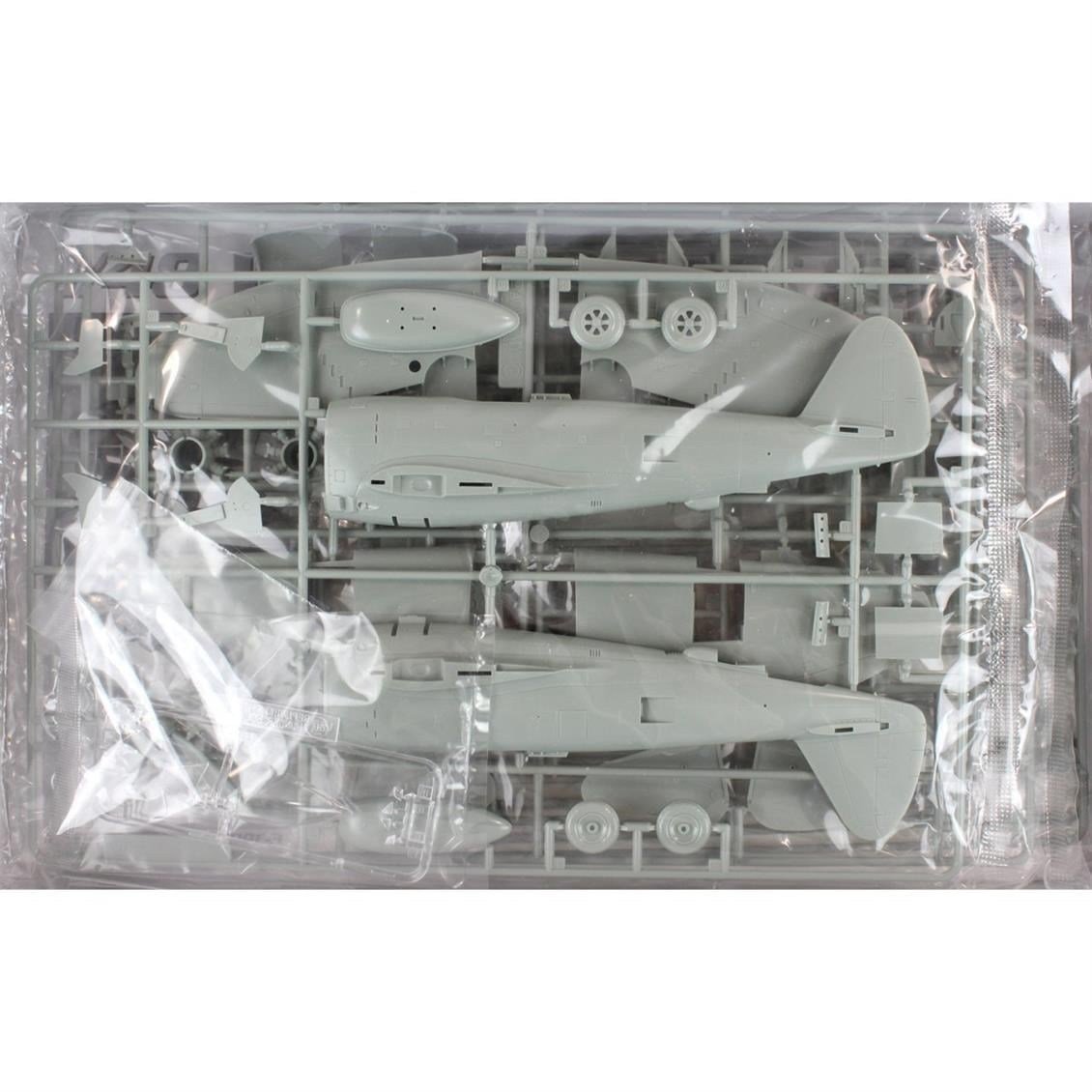Academy 12222 1/48 Ölçek, P-47D Gabreski Savaş Uçağı, Plastik Model Kiti
