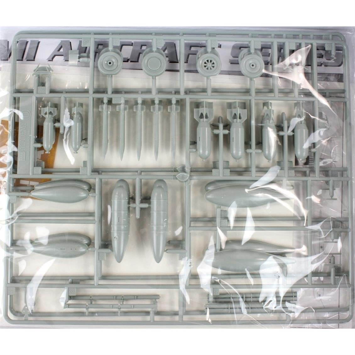 Academy 12222 1/48 Ölçek, P-47D Gabreski Savaş Uçağı, Plastik Model Kiti