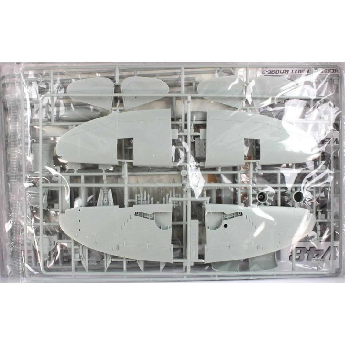 Academy 12222 1/48 Ölçek, P-47D Gabreski Savaş Uçağı, Plastik Model Kiti