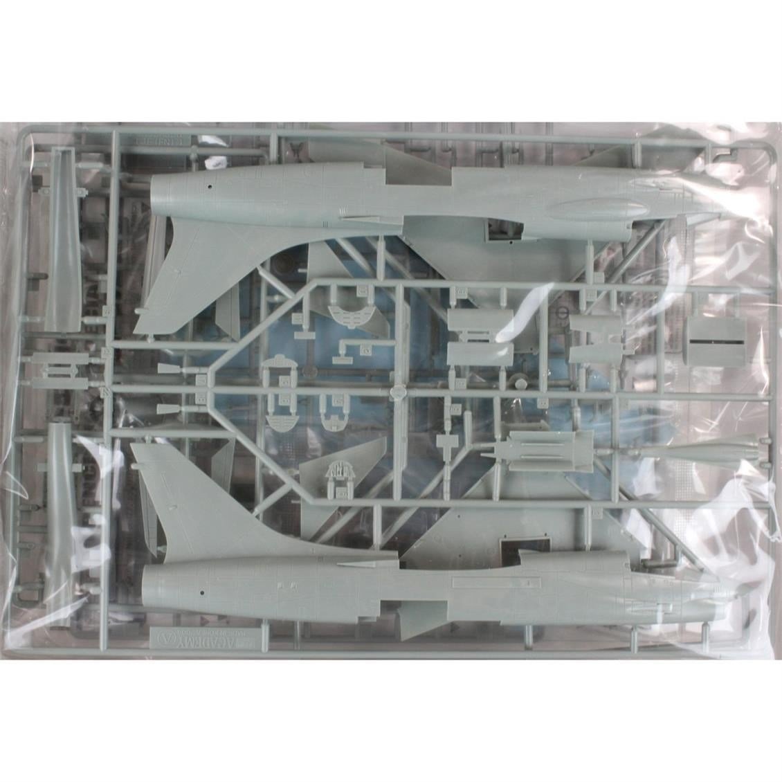 Academy 12407 1/72 Ölçek, F-8P Crusader Savaş Uçağı, Plastik Model Kiti