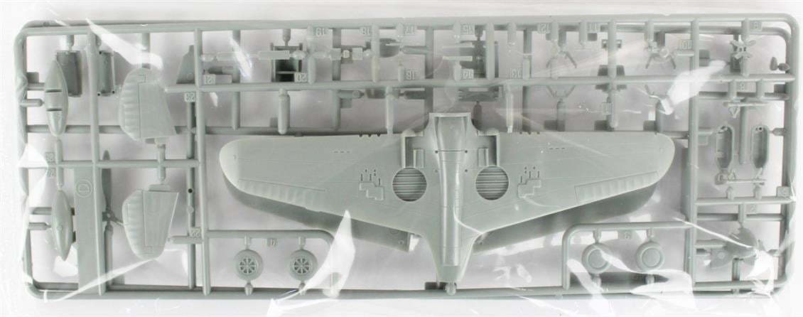Academy 12468 1/72 Ölçek, P-40E Warhawk Savaş Uçağı, Plastik Model Kiti