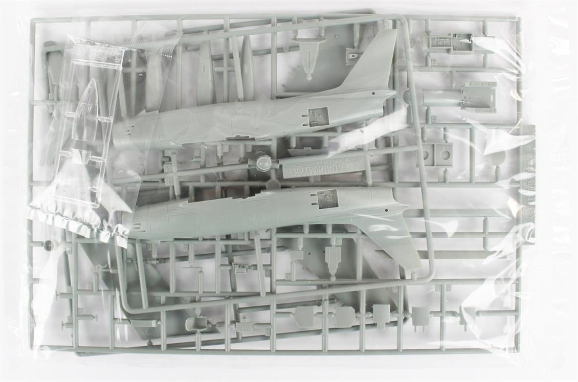 Academy 12530 1/72 Ölçek, P-47D & F-86E (Gabreski) LE Savaş Uçağı Demonte, Plastik Maket Seti