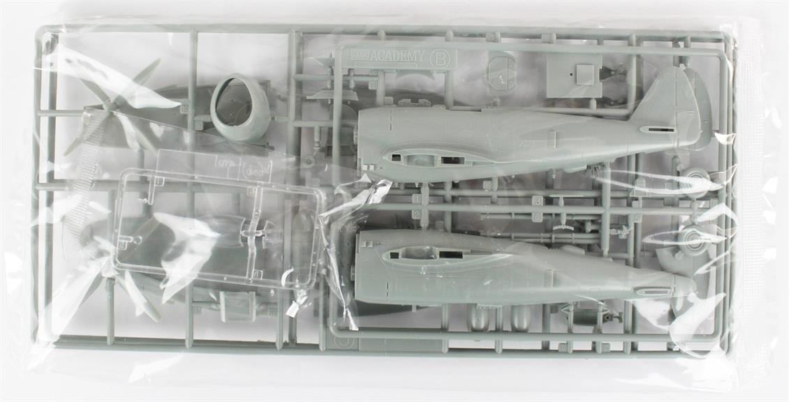 Academy 12530 1/72 Ölçek, P-47D & F-86E (Gabreski) LE Savaş Uçağı Demonte, Plastik Maket Seti