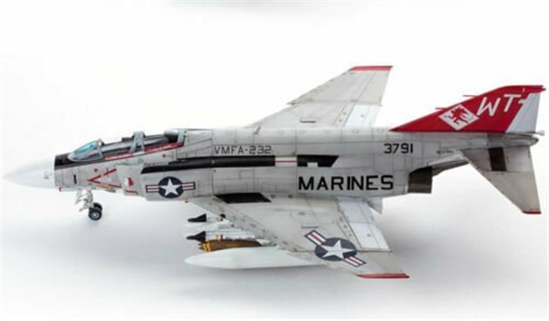 Academy 12556 1/72 Ölçek, F-4J VMFA-232 Savaş Uçağı, Plastik Model Kiti