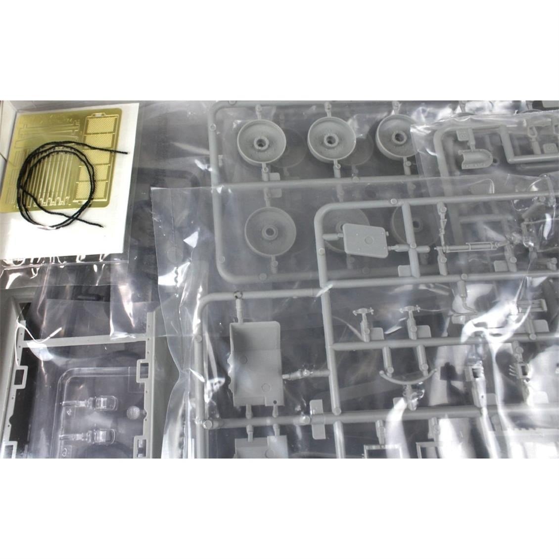 AFV Club AF35145 1/35 Ölçek, T34/85 Model 174 Factory, Komple İç Detaylı Tank, Plastik Model kiti