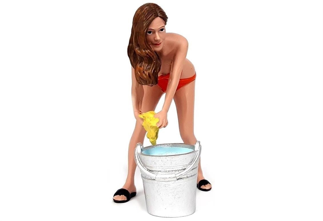 American Diorama AD76264 1/18 Ölçek, Araba Yıkayan Bikinili Kız (Cindy) Sergilemeye Hazır Plastik Figürü with water bucket