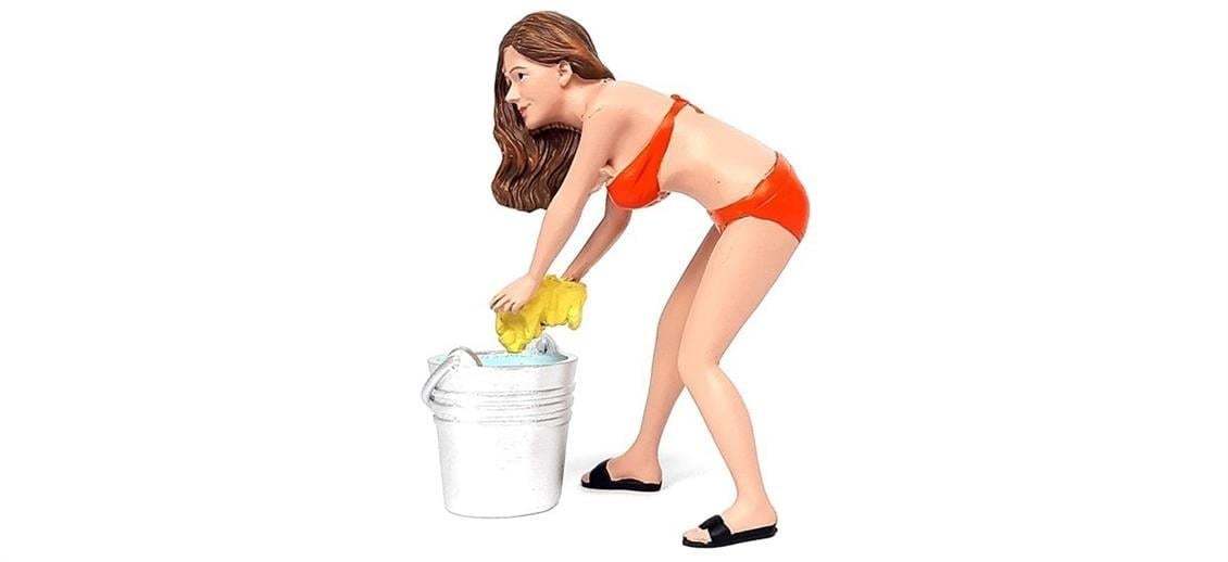 American Diorama AD76264 1/18 Ölçek, Araba Yıkayan Bikinili Kız (Cindy) Sergilemeye Hazır Plastik Figürü with water bucket