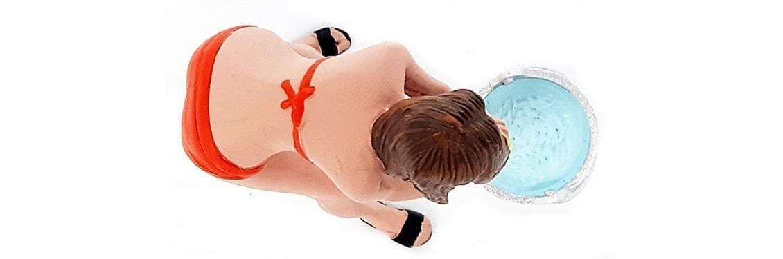 American Diorama AD76264 1/18 Ölçek, Araba Yıkayan Bikinili Kız (Cindy) Sergilemeye Hazır Plastik Figürü with water bucket