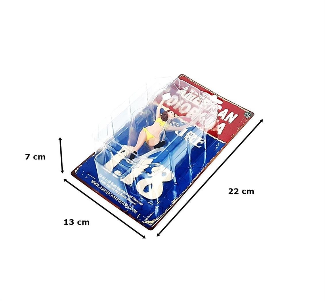 American Diorama AD76266 1/18 Ölçek, Araba Yıkayan Bikinili Kız (Stephanie) Sergilemeye Hazır Plastik Figürü
