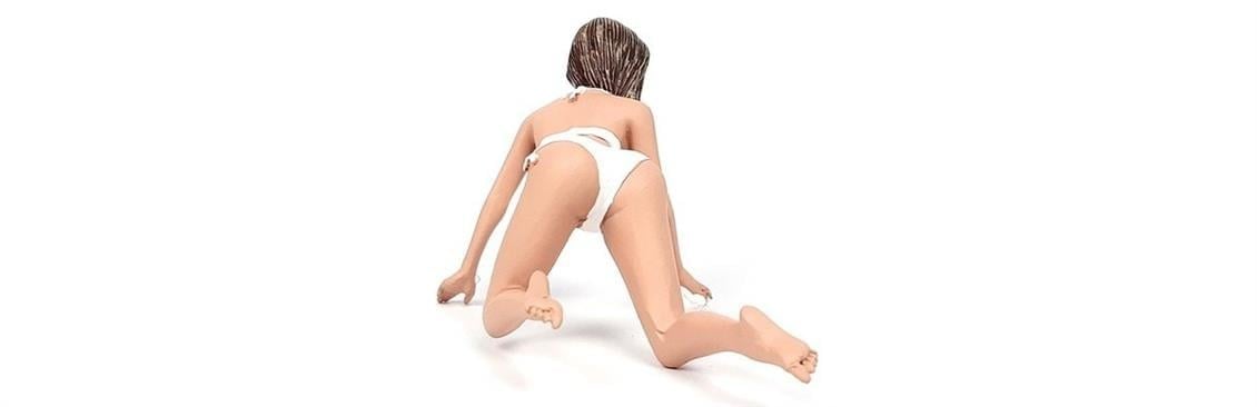 American Diorama AD76363 1/24 Ölçek, Araba Yıkayan Bikinili Kız (Jenny) Sergilemeye Hazır Plastik Figürü