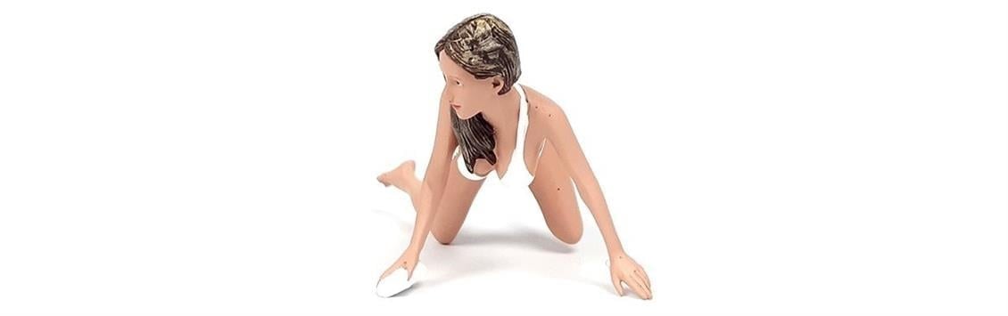 American Diorama AD76363 1/24 Ölçek, Araba Yıkayan Bikinili Kız (Jenny) Sergilemeye Hazır Plastik Figürü