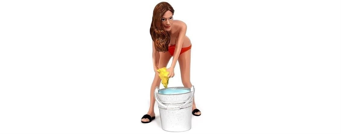 American Diorama AD76364 1/24 Ölçek, Araba Yıkayan Bikinili Kız (Cindy) Sergilemeye Hazır Plastik Figürü with water bucket