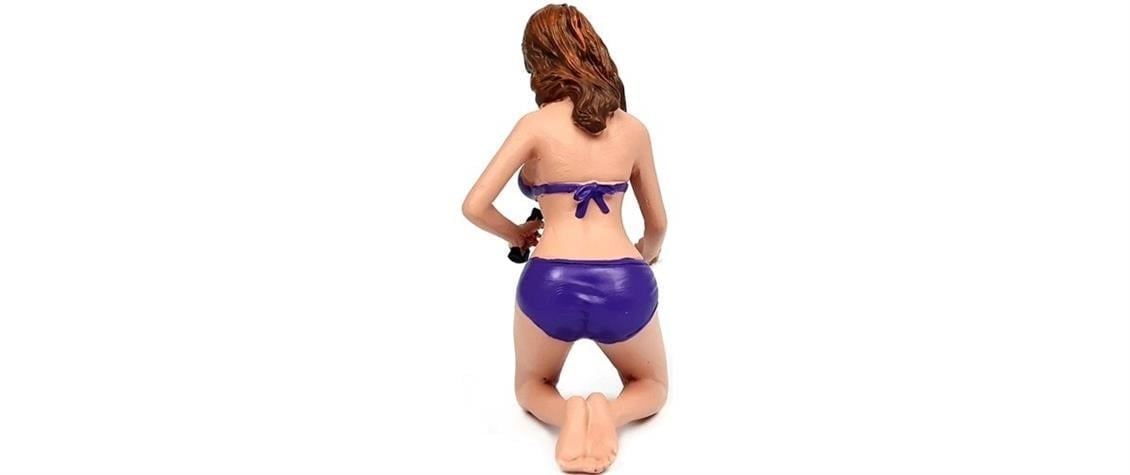 American Diorama AD76365 1/24 Ölçek, Araba Yıkayan Bikinili Kız (Alisa) Sergilemeye Hazır Plastik Figürü