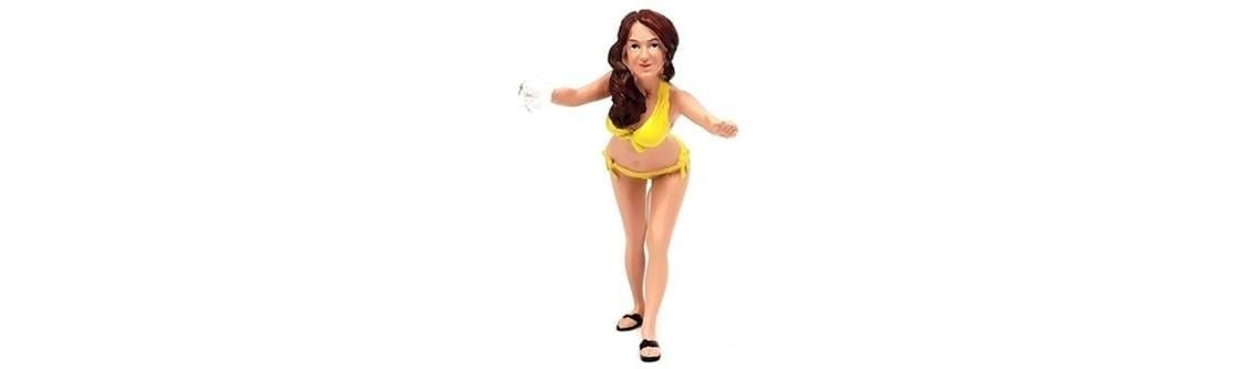 American Diorama AD76366 1/24 Ölçek, Araba Yıkayan Bikinili Kız (Stephanie) Sergilemeye Hazır Plastik Figürü