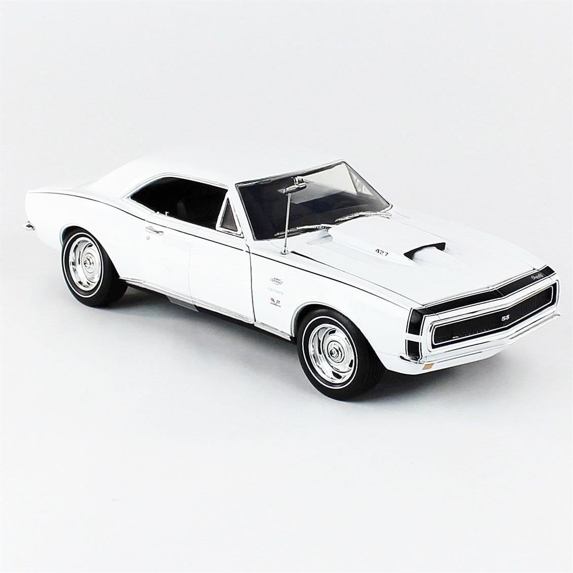 AutoWorld AMM1261 1/18 Ölçek, 1967 Chevy Camaro HT MCACN, White, Sergilemeye Hazır Metal Araba Modeli