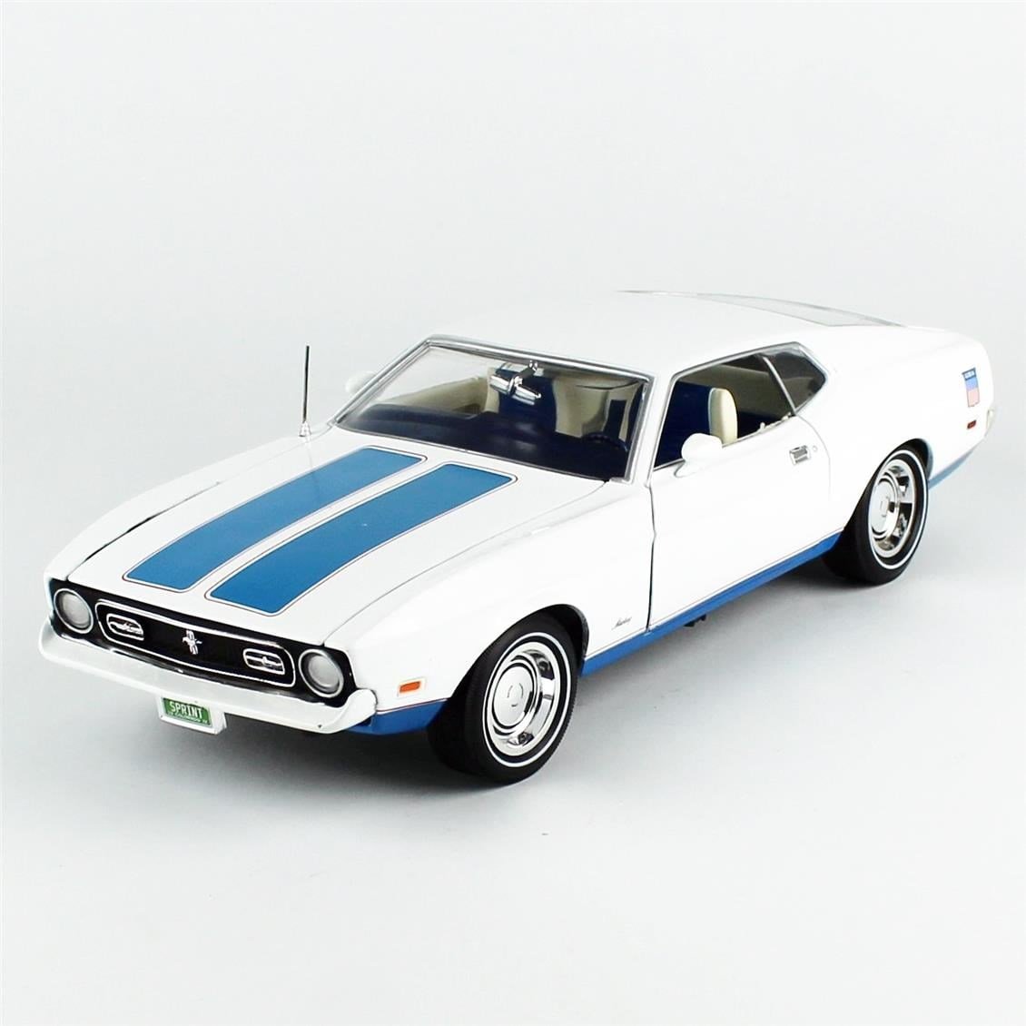 AutoWorld AMM1286 1/18 Ölçek, 1972 Ford Mustang Fastback (Class of 1972), Beyaz, Sergilemeye Hazır Metal Araba Modeli