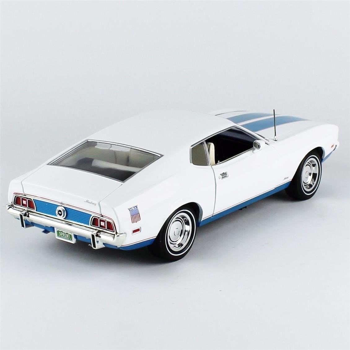 AutoWorld AMM1286 1/18 Ölçek, 1972 Ford Mustang Fastback (Class of 1972), Beyaz, Sergilemeye Hazır Metal Araba Modeli