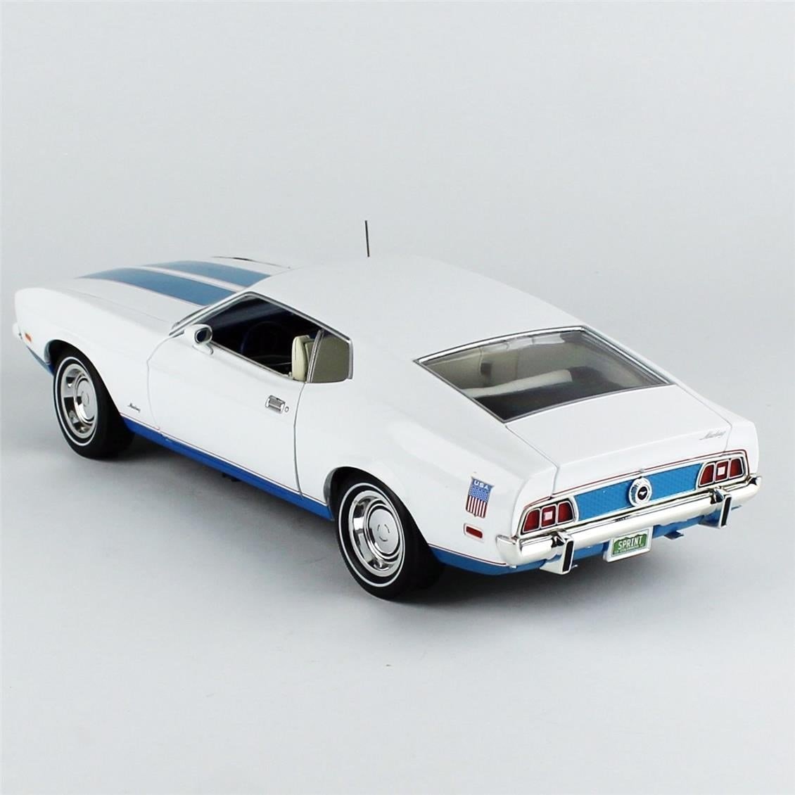 AutoWorld AMM1286 1/18 Ölçek, 1972 Ford Mustang Fastback (Class of 1972), Beyaz, Sergilemeye Hazır Metal Araba Modeli