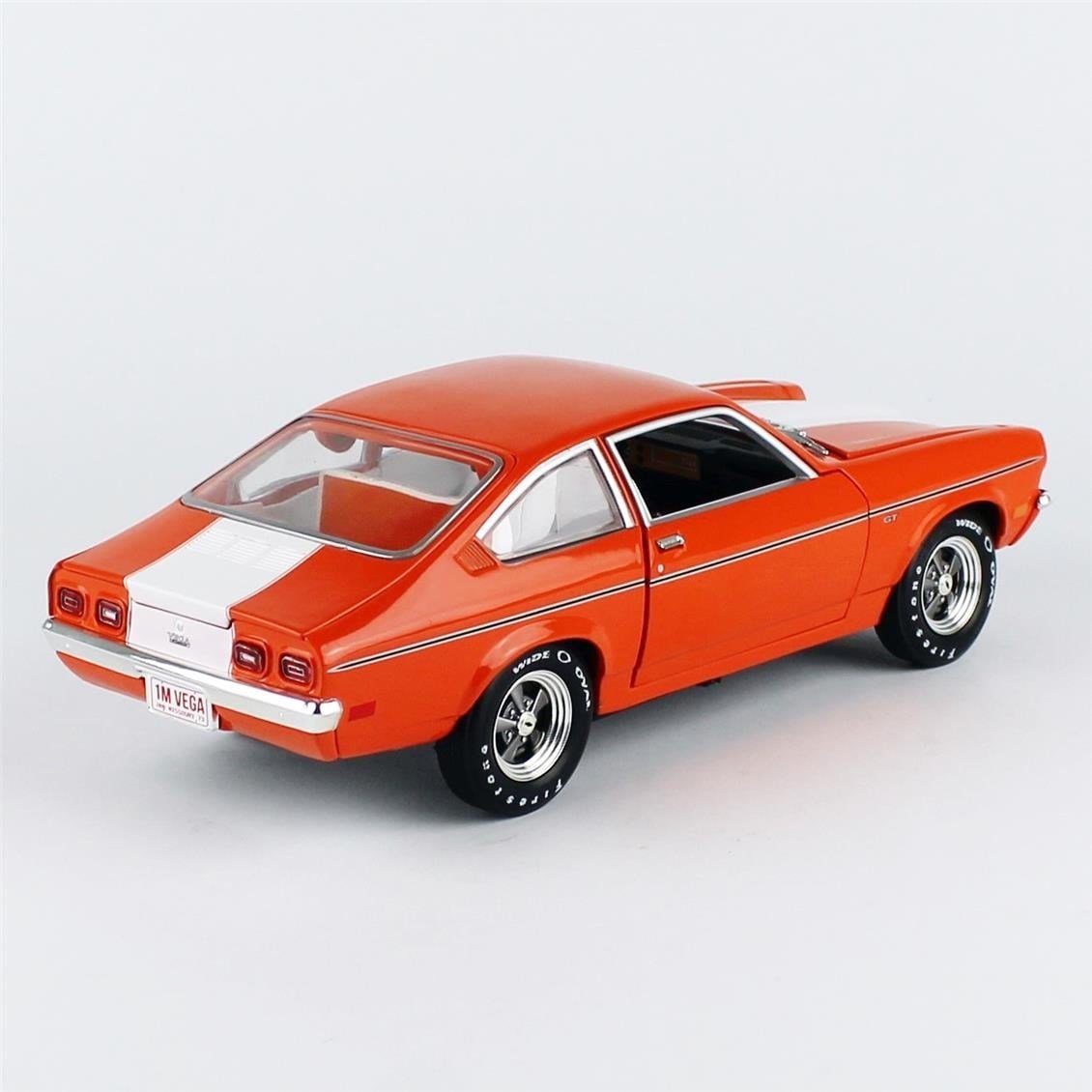 AutoWorld AMM1319 1/18 Ölçek, 1973 Chevrolet Vega GT (Class of 1973), Bright Orange, Sergilemeye Hazır Metal Araba Modeli