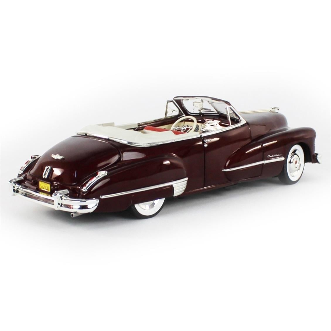 AutoWorld AW273 1/18 Ölçek, 1947 Cadillac Series 62 Cabriolet, Burgundy, Sergilemeye Hazır Metal Araba Modeli