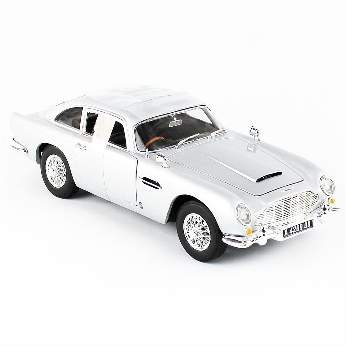 AutoWorld AWSS131 1/18 Ölçek, 1965 James Bond Aston Martin No Time To Die, Silver, Sergilemeye Hazır Metal Araba Modeli