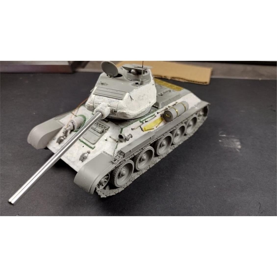 Border BT-027 1/35 Ölçek, T-34/85 Tankı, 112 Plant, Metal Namlu ve 5 Resin Figürlü, Plastik Model Kiti