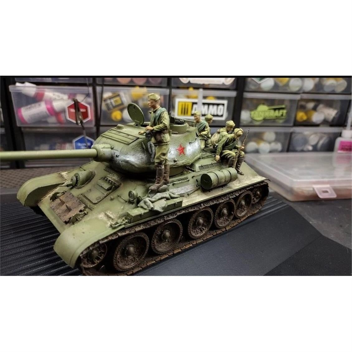Border BT-027 1/35 Ölçek, T-34/85 Tankı, 112 Plant, Metal Namlu ve 5 Resin Figürlü, Plastik Model Kiti