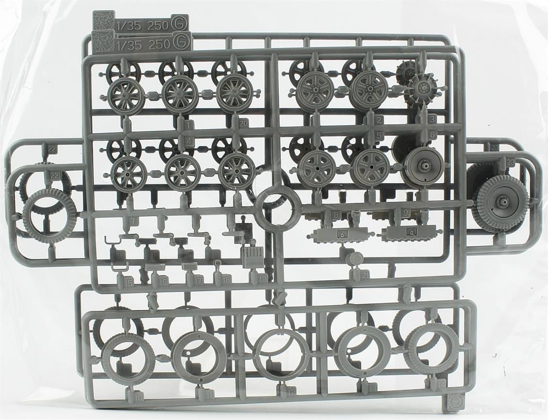 Dragon 6939 1/35 Ölçek, Sd.Kfz. 10 Ausf. A w/le.FH.18/40 Yarı Paletli Personel Ttaşıyıcı ve Top Arabası Plastik Model Kiti