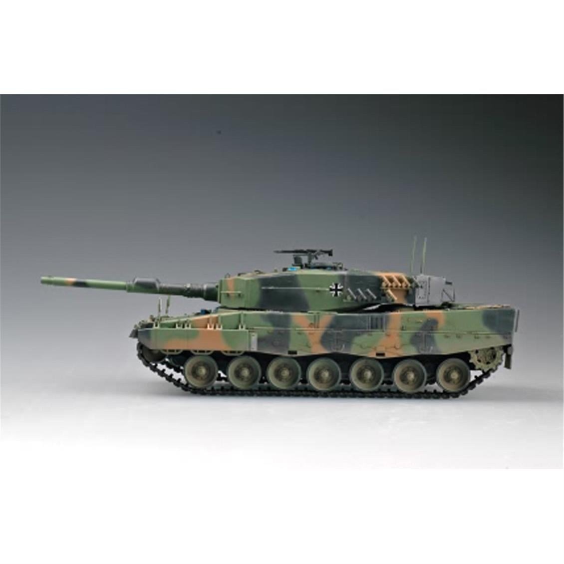 HobbyBoss 82401 1/35 Ölçek, German Leopard  2A4 Tank, Plastik Model Kiti