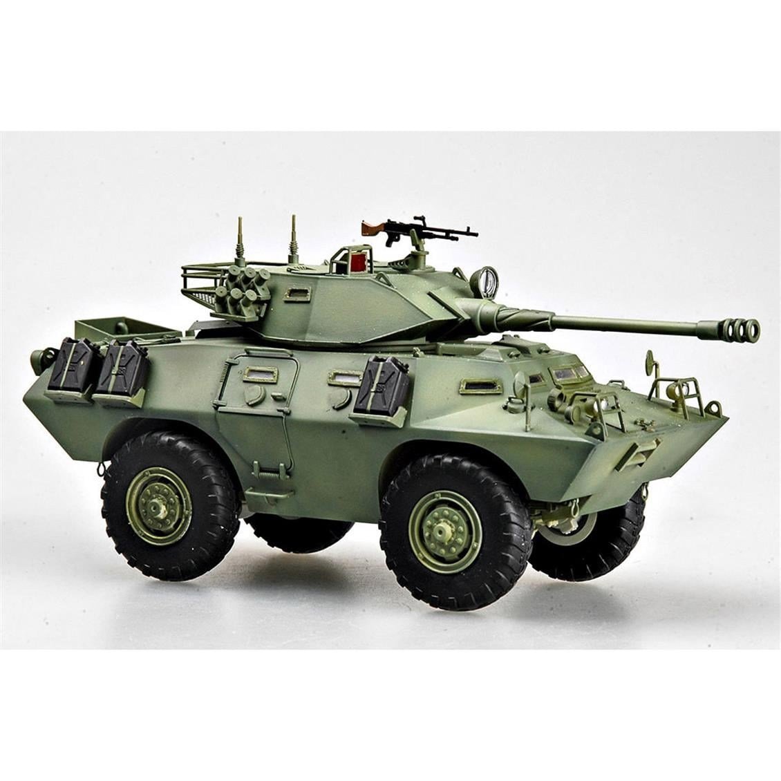 HobbyBoss 82422 1/35 Ölçek, LAV-150 Commando AFV w/Cockerill 90mm Gun, Amfibik Araç , Plastik Model Kiti