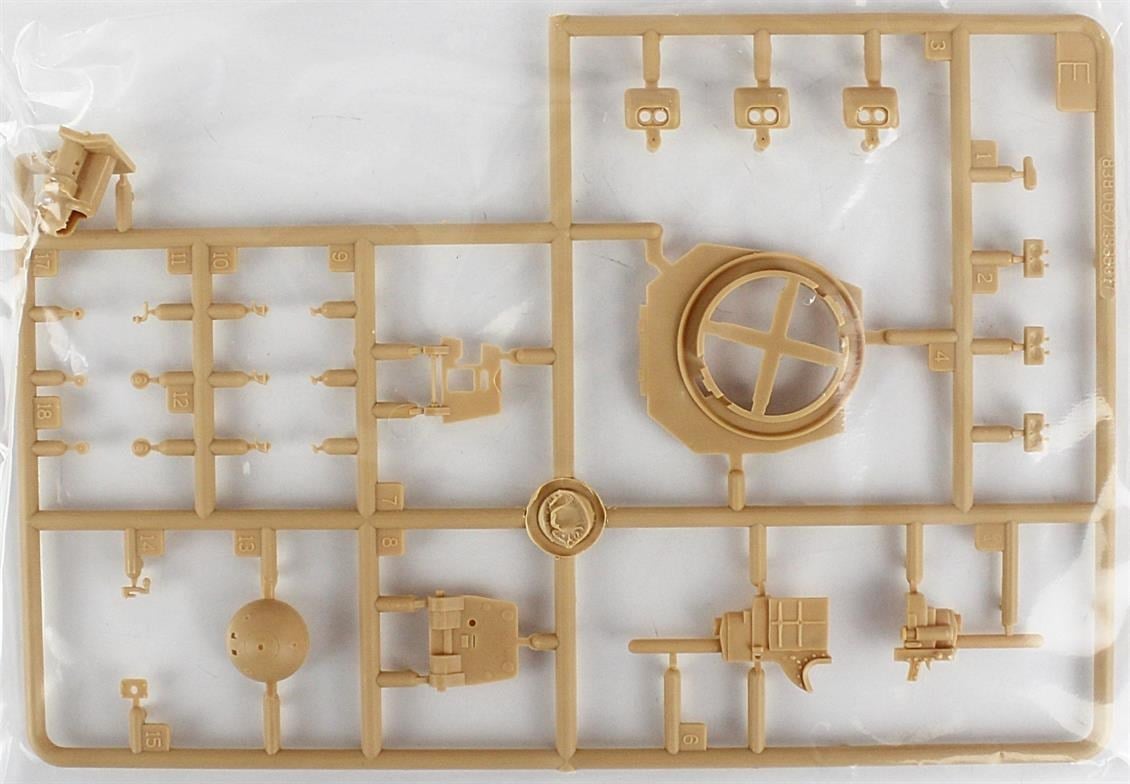 HobbyBoss 83806 1/35 Ölçek, Fransız R-35 Hafif Piyade Tankı, Plastik Model Kiti