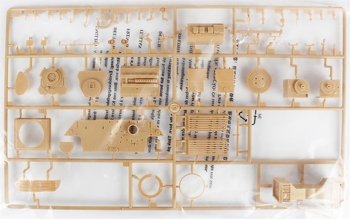 HobbyBoss 84501 1/35 Ölçek, Leopard 1A5 Ana Muhabere Tankı, Plastik Model Kiti