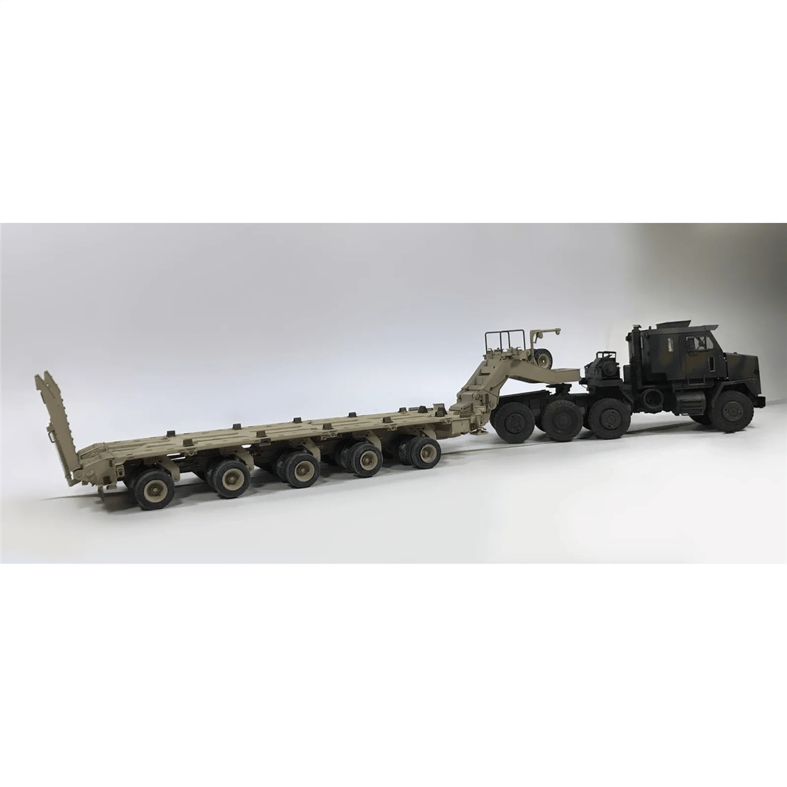 HobbyBoss 85502 1/35 Ölçek, M1070/M1000 HETS Tank Taşıyıcı, Plastik Model Kiti