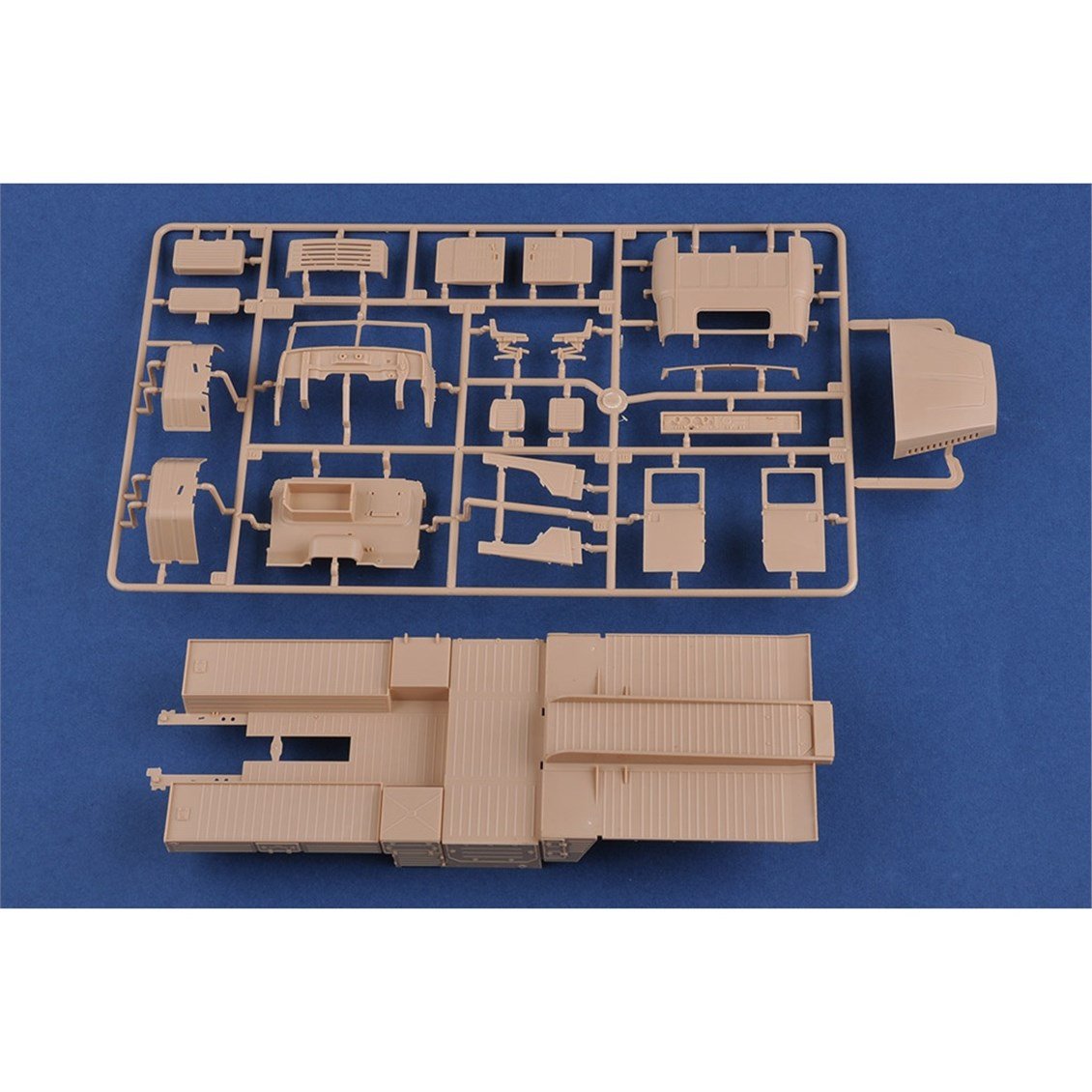 Hobbyboss 85511 1/35 Ölçek, Rus KrAZ-260B Çekici ile 5P85TE TEL S-300PMU Füze Rampası, Plastik Model Kiti