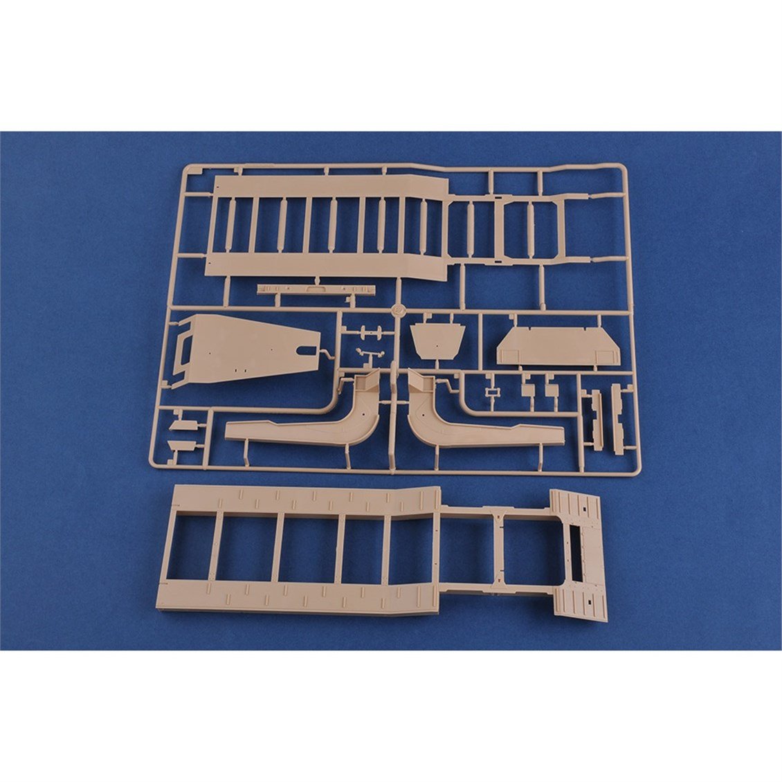 Hobbyboss 85513 1/35 Ölçek, Ukrayna KrAZ-6446 Çekici ile MAZ/ChMZAP Tankı ve 5247G Dorsesi, Plastik Model Kiti