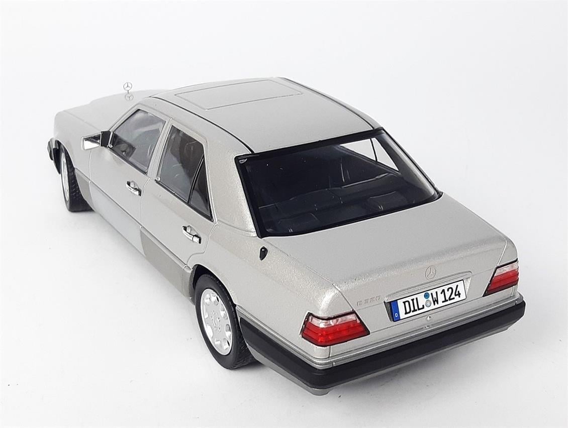 iScale 1180053 1/18 Ölçek, 1989 Mercedes Benz E-Klasse (W124), Gümüş, Sergilemeye Hazır Metal Araba Modeli