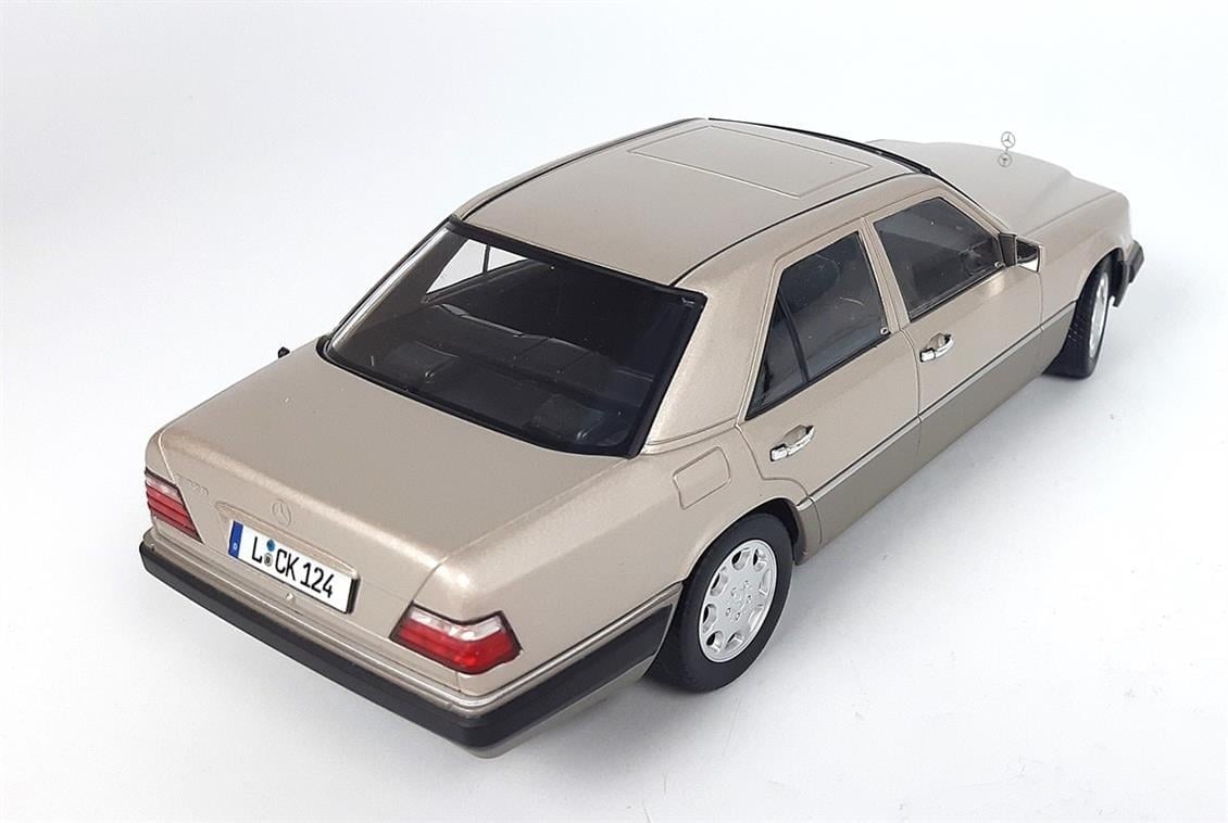 iScale 1180055 1/18 Ölçek, 1989 Mercedes Benz E-Class (W124), Gümüş, Sergilemeye Hazır Metal Araba Modeli