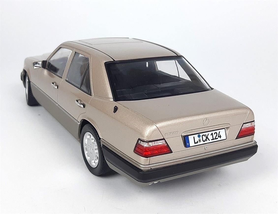 iScale 1180055 1/18 Ölçek, 1989 Mercedes Benz E-Class (W124), Gümüş, Sergilemeye Hazır Metal Araba Modeli