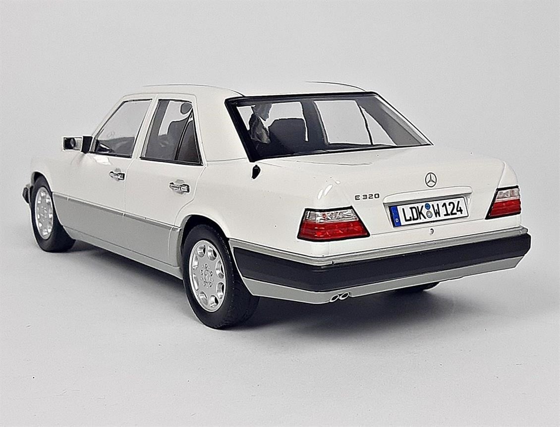 iScale 118052 1/18 Ölçek, 1989 Mercedes Benz E-Klasse (W124), Beyaz, Sergilemeye Hazır Metal Araba Modeli