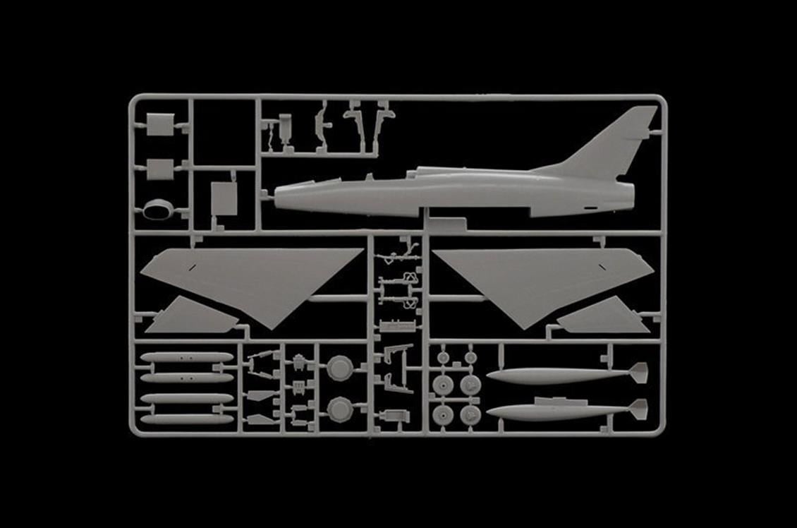Italeri 1398S 1/72 Ölçek, F-100F Super Sabre Savaş Uçağı, Plastik Model kiti