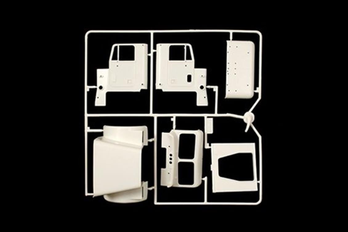 Italeri 3859S 1/24 Ölçek, Freightliner FLC Çekici, Plastik Model kiti