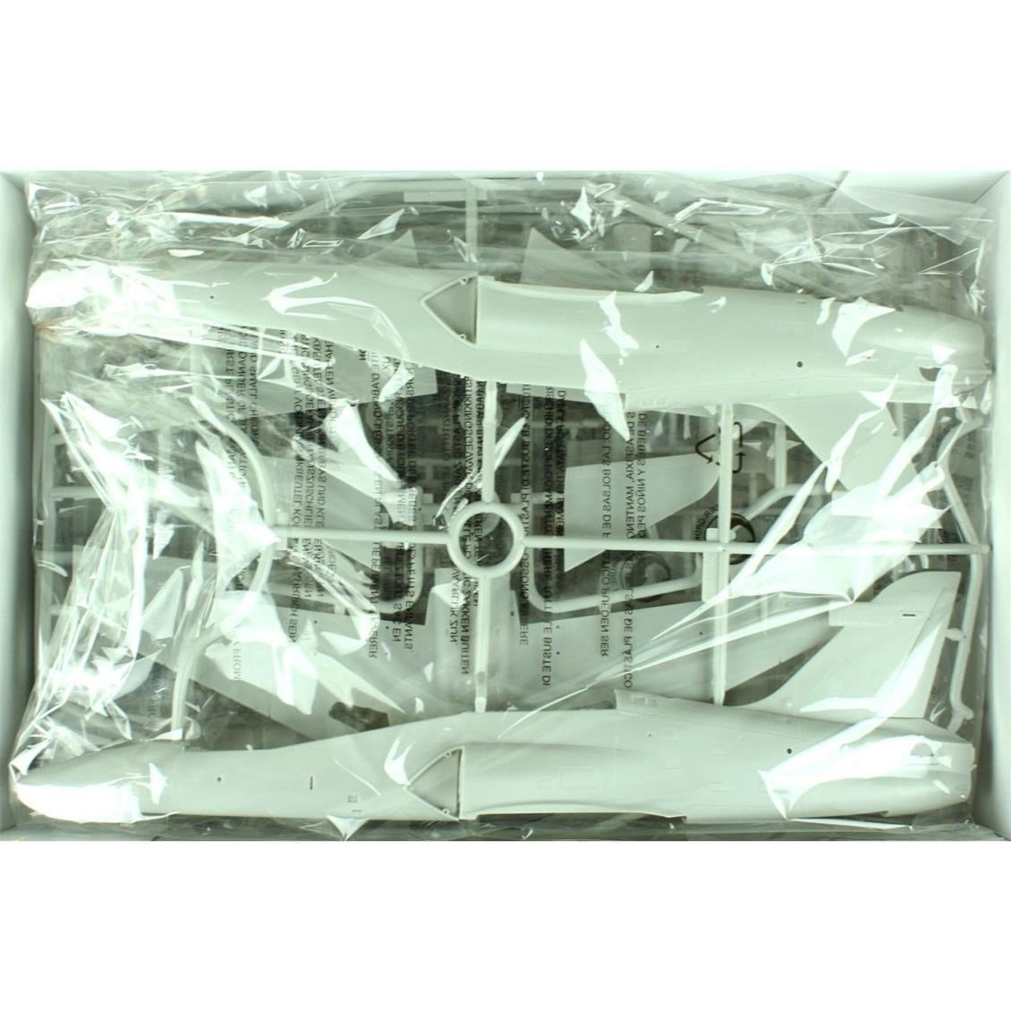 Kinetic K3206 1/32 Ölçek, Hawk 100 Serisi (100/127/128/155) Jet Eğitim Uçağı, Plastik Model kiti