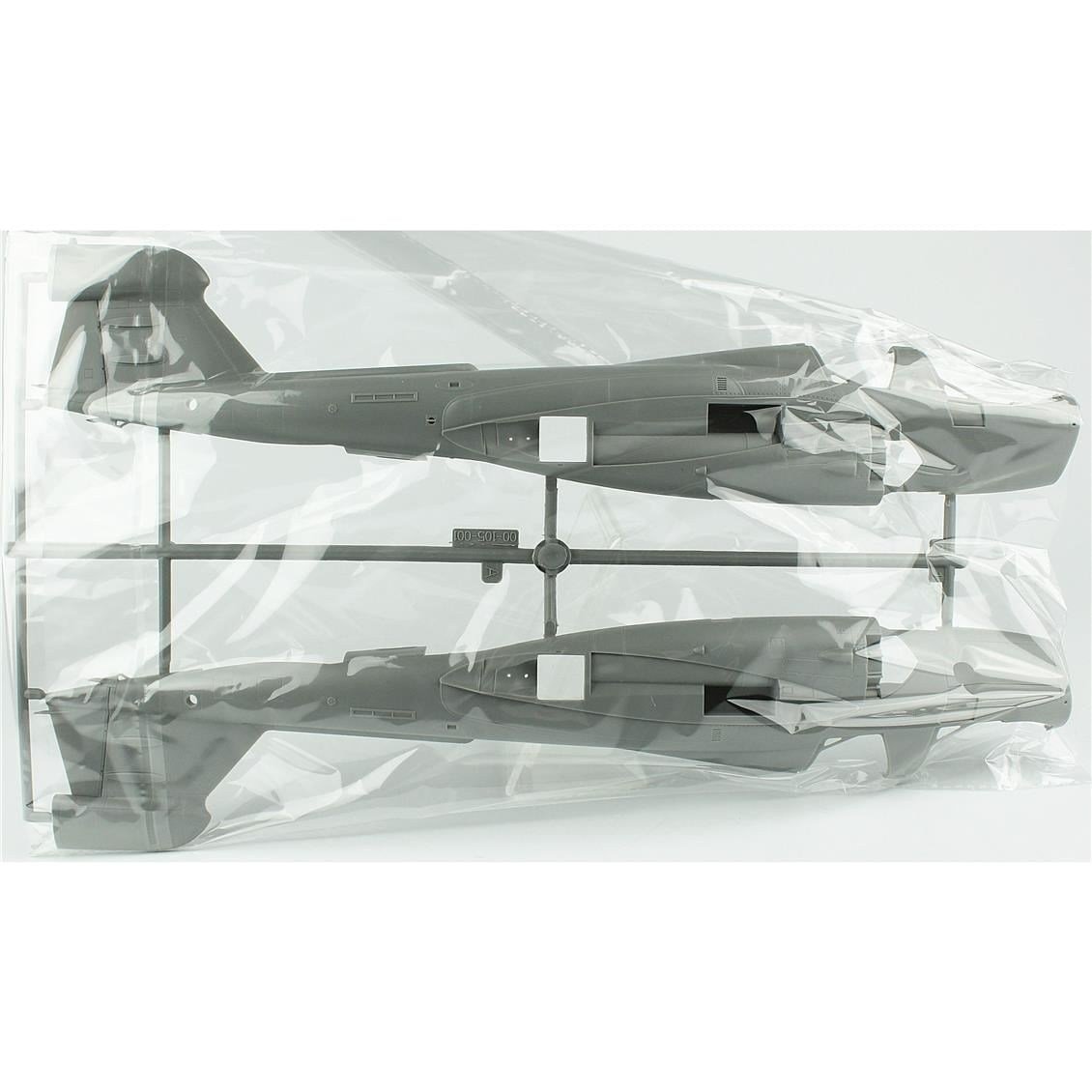 Kinetic K48044 1/48 Ölçek, EA-6B (w/ three-wheel tractor A/S32A-32) Savaş Uçağı, Plastik Model kiti
