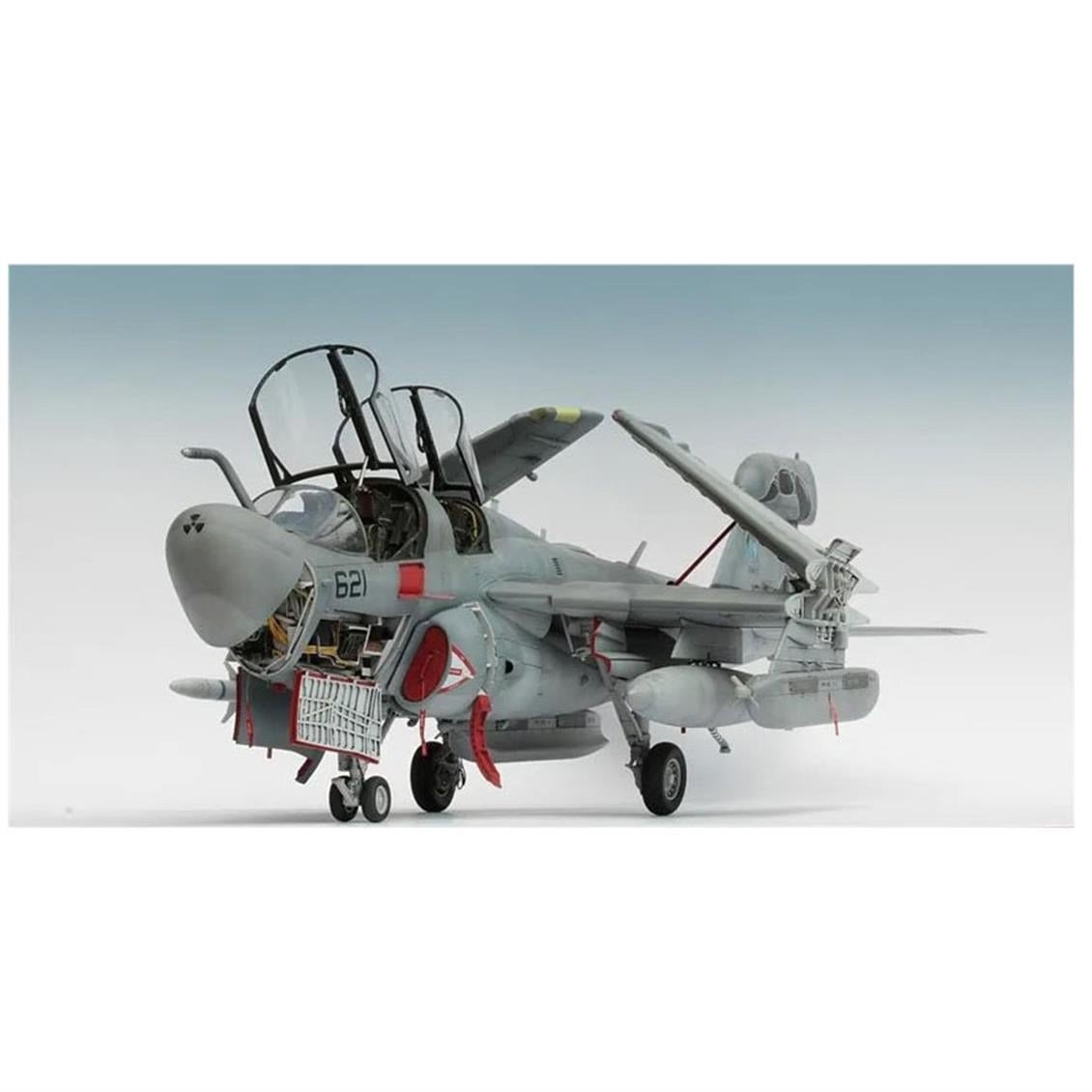 Kinetic K48044 1/48 Ölçek, EA-6B (w/ three-wheel tractor A/S32A-32) Savaş Uçağı, Plastik Model kiti