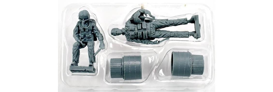 Kitty Hawk 32018 1/32 Ölçek, F-5E (Tiger II) Savaş Uçağı ve 2 Resin Figür, Plastik Model kiti
